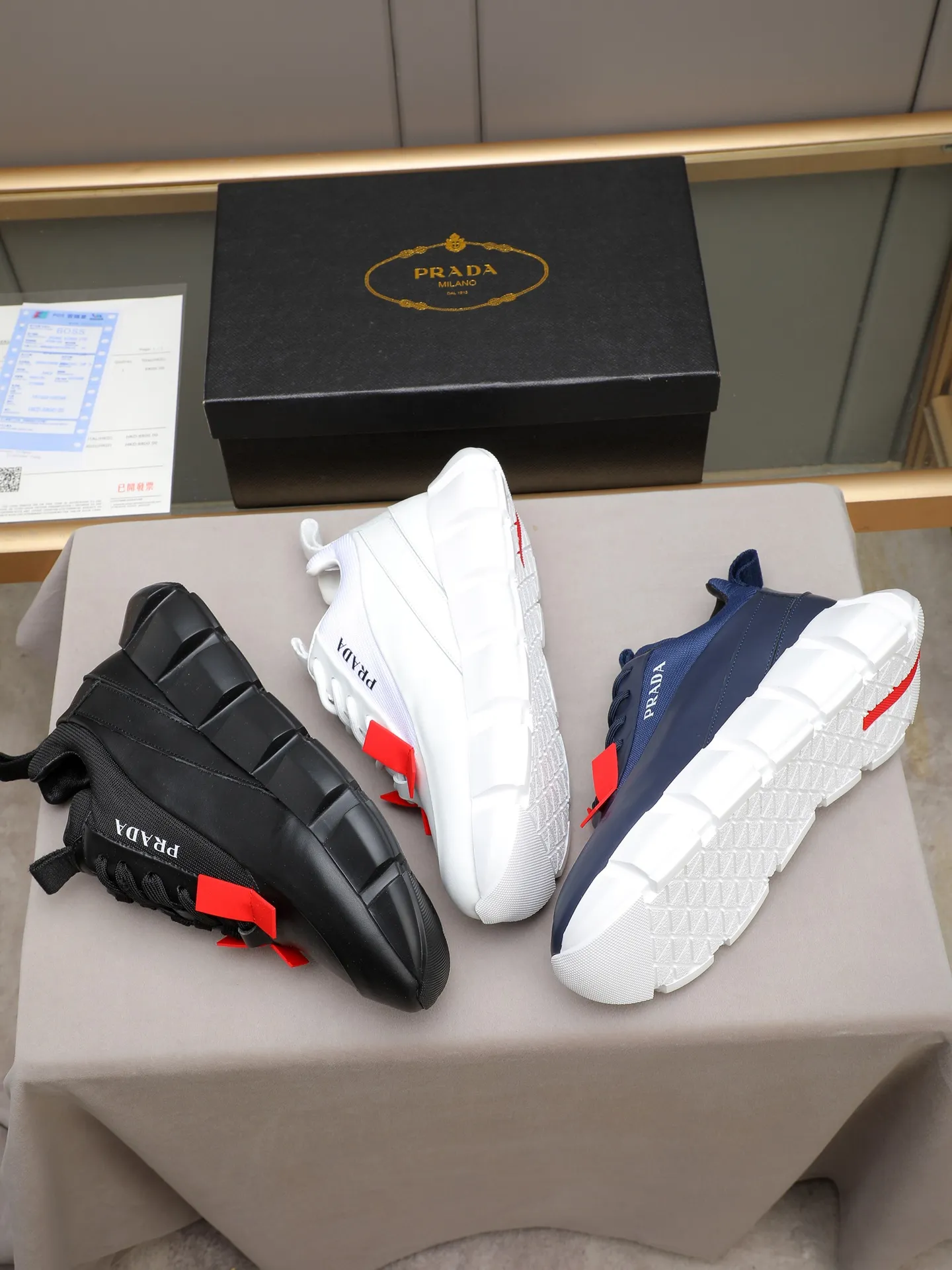 PP500 PRADA/Prada men's lace-up casual sports shoes, the upper is made of imported first-layer calfskin, soft, comfortable and breathable ➕ washed sheepskin lining! The tongue is decorated with the PRADA brand letter logo. The rubber thick sole echoes the red label tongue. The style is fashionable and elegant. The details are carefully crafted. A casual sports shoe with a super western style and excellent breathability!  Size: 38-44 (45 46 customized)